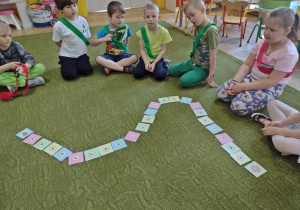 Dzieci układają alfabet